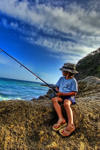 Das Young Boy Fishing Wallpaper 320x480