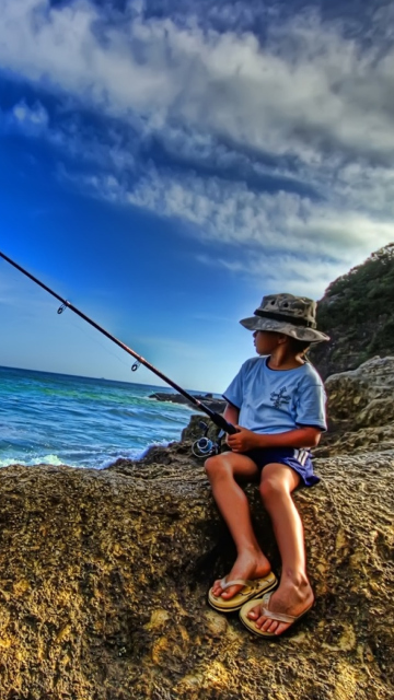 Das Young Boy Fishing Wallpaper 360x640