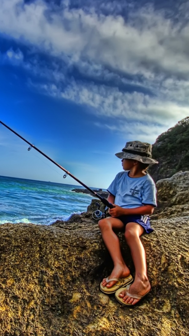 Das Young Boy Fishing Wallpaper 640x1136