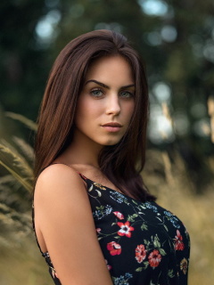 Обои HD Brunette Girl 240x320