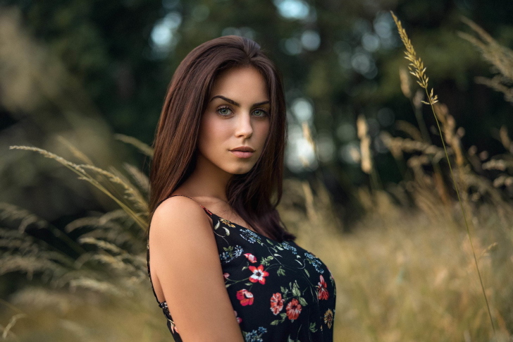 Обои HD Brunette Girl