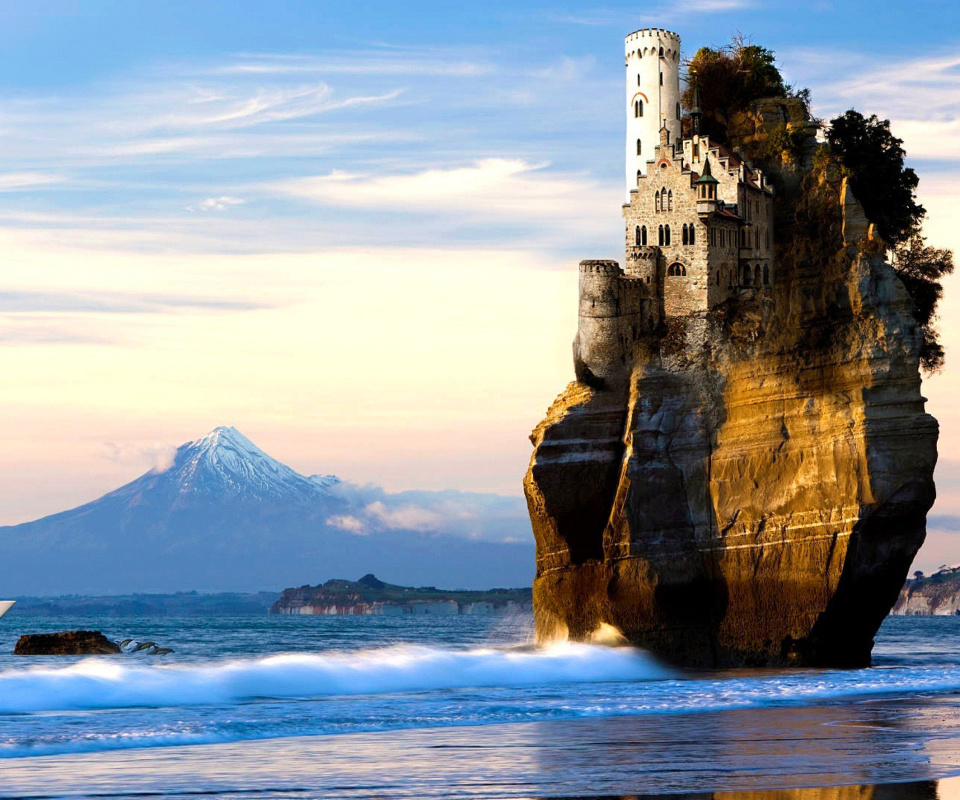 Sfondi Yacht and Castle in Sea 960x800