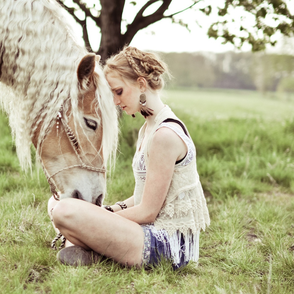 Обои Blonde Girl And Her Horse 1024x1024
