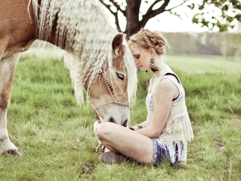 Fondo de pantalla Blonde Girl And Her Horse 800x600