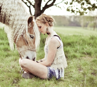Blonde Girl And Her Horse - Obrázkek zdarma pro 128x128