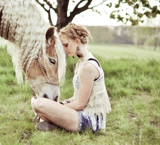 Blonde Girl And Her Horse Background for Nokia 6100