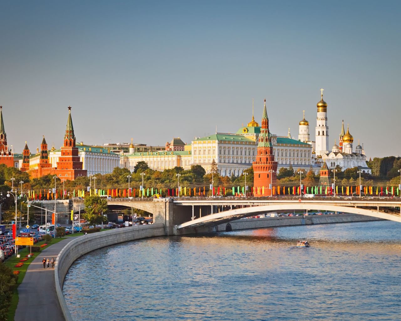 Fondo de pantalla Moscow And Moskva River 1280x1024