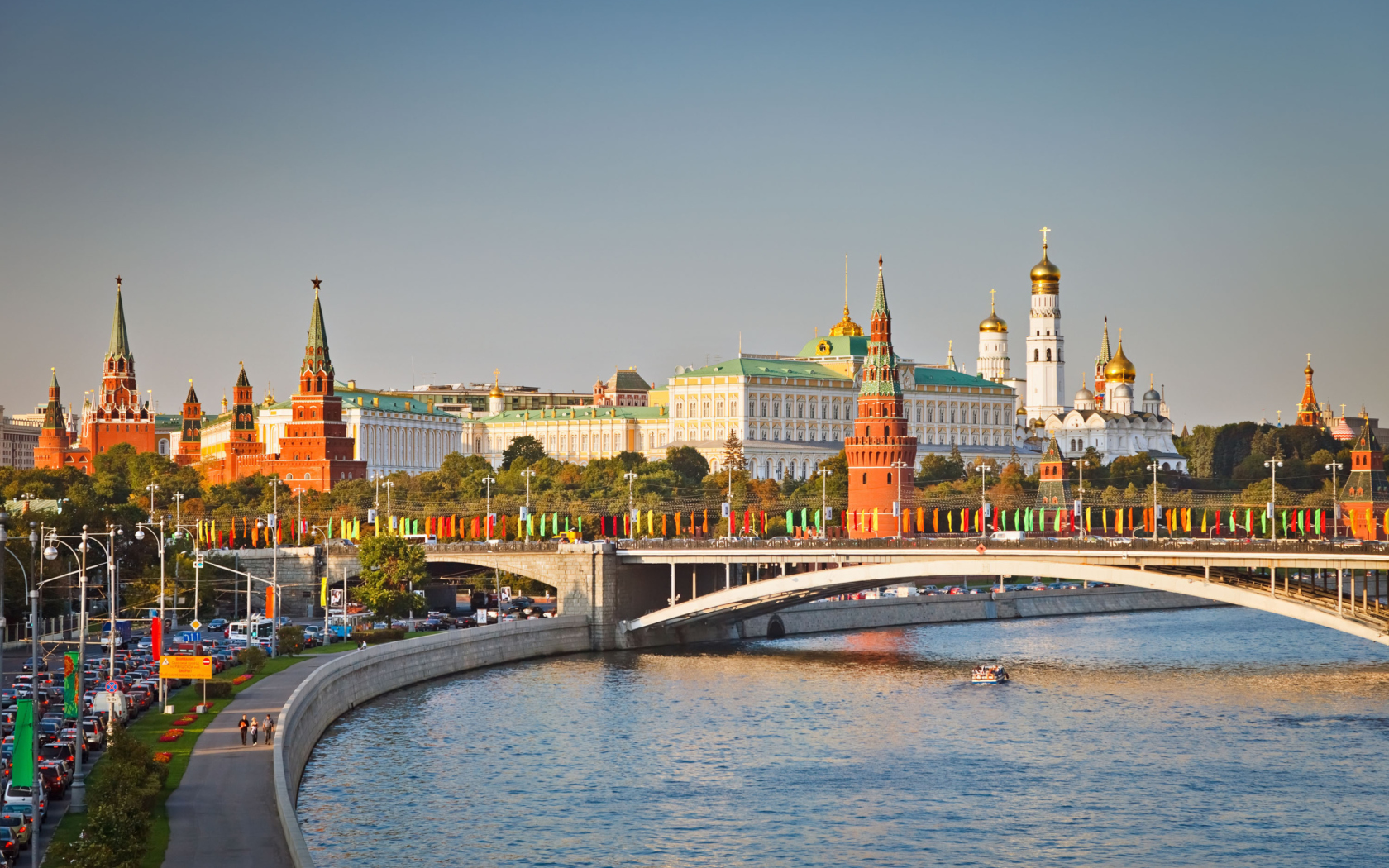 Moscow And Moskva River wallpaper 1680x1050