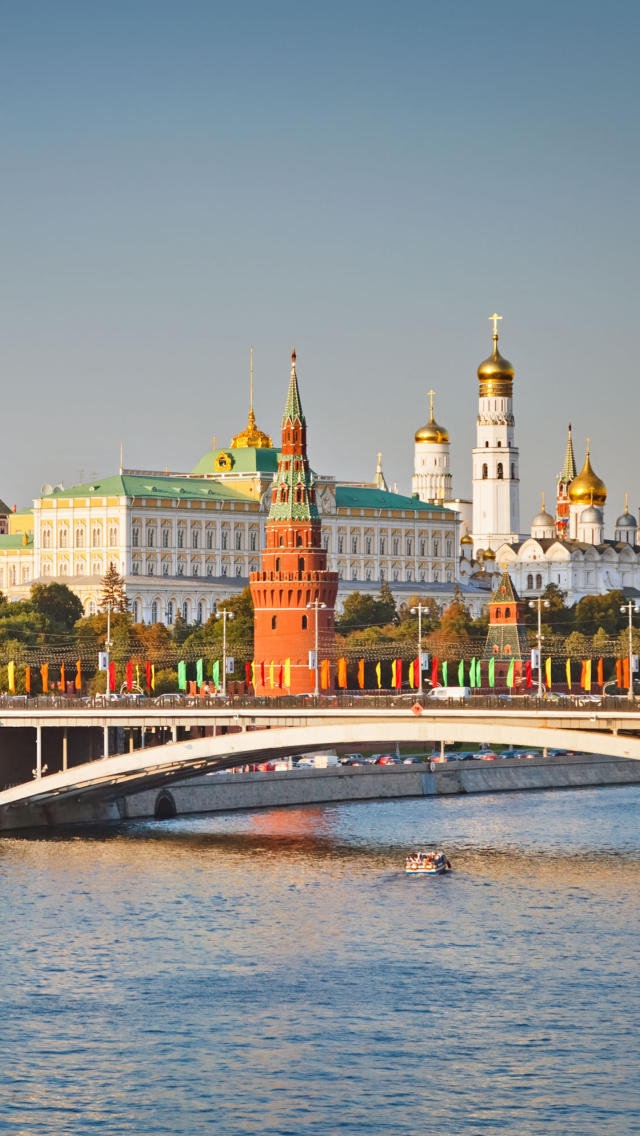 Moscow And Moskva River wallpaper 640x1136