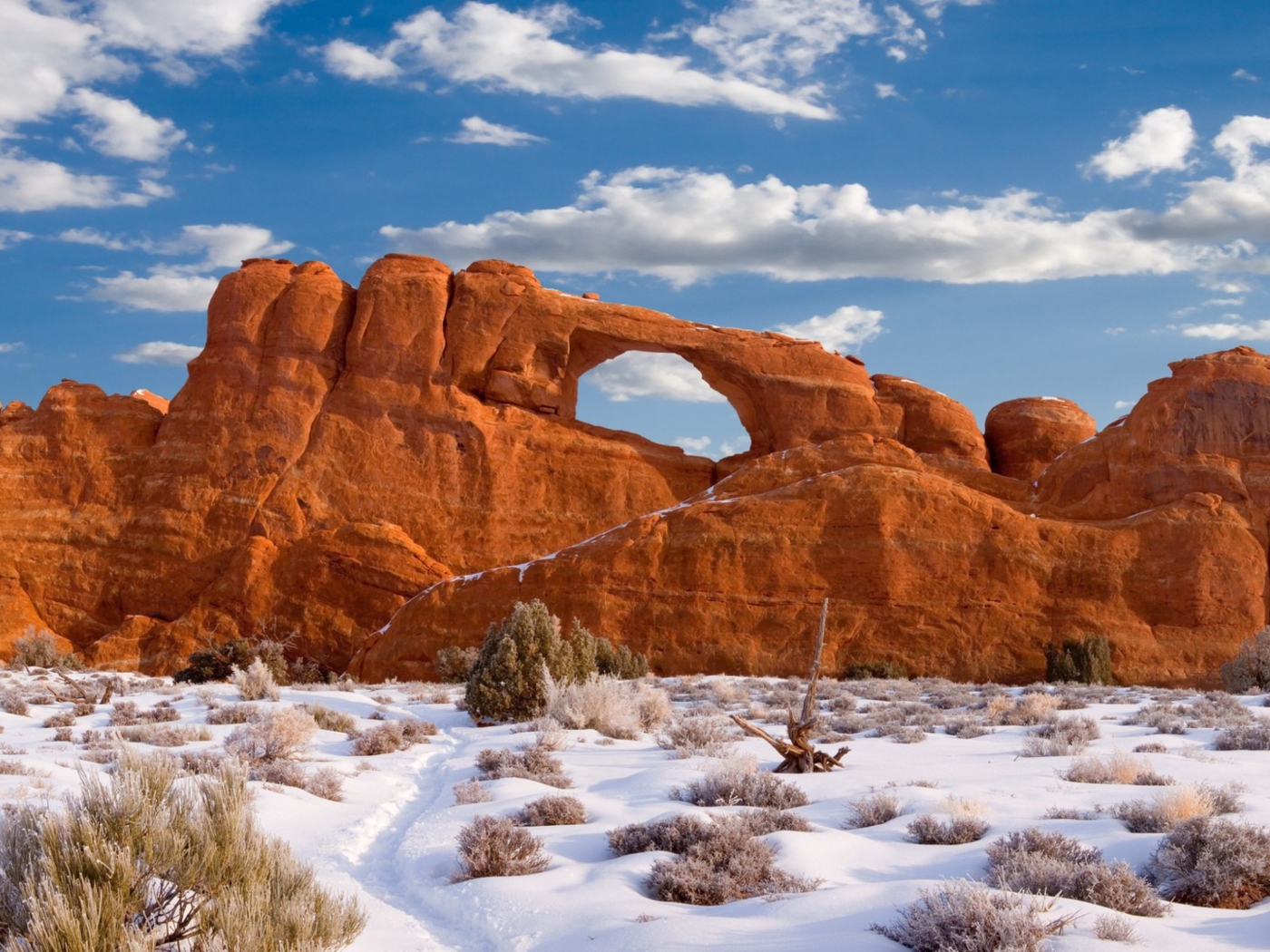 Das Red Canyon And Snow Wallpaper 1400x1050