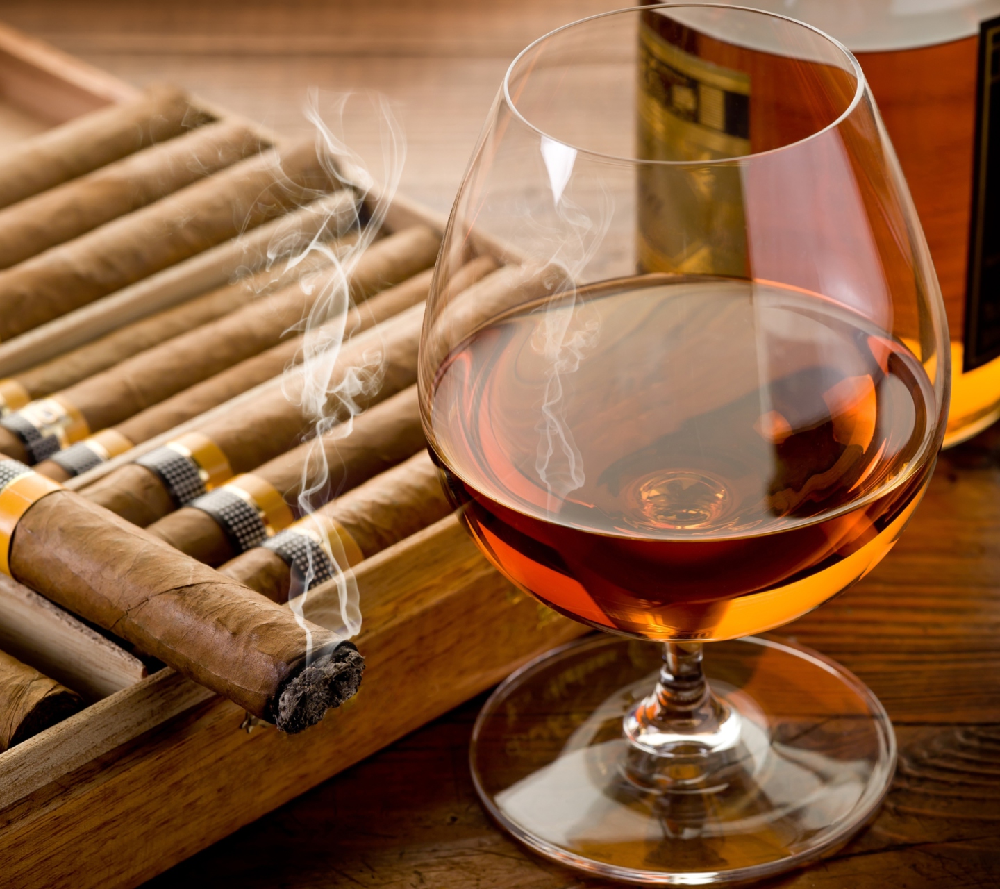 Fondo de pantalla Cognac vs Cigars 1440x1280