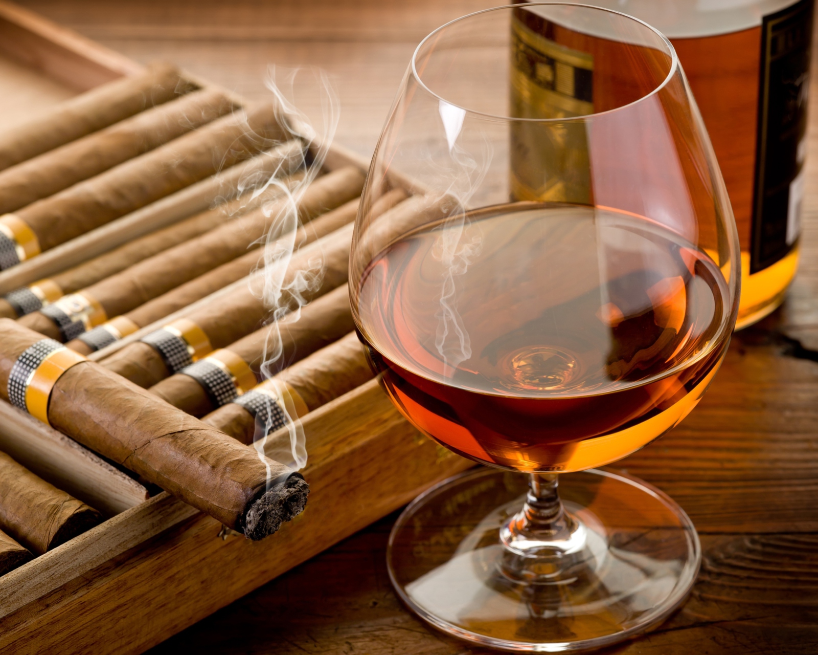 Fondo de pantalla Cognac vs Cigars 1600x1280