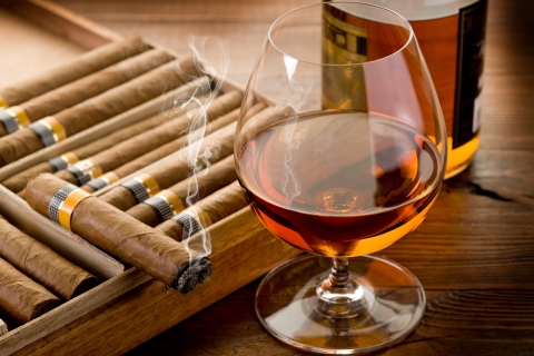 Обои Cognac vs Cigars 480x320