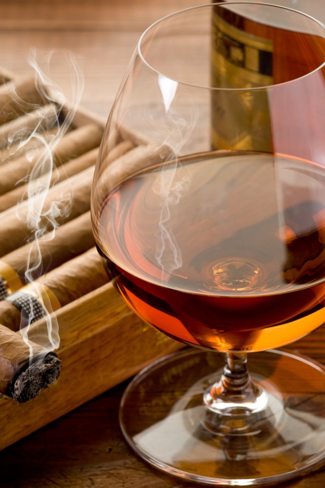 Fondo de pantalla Cognac vs Cigars 640x960