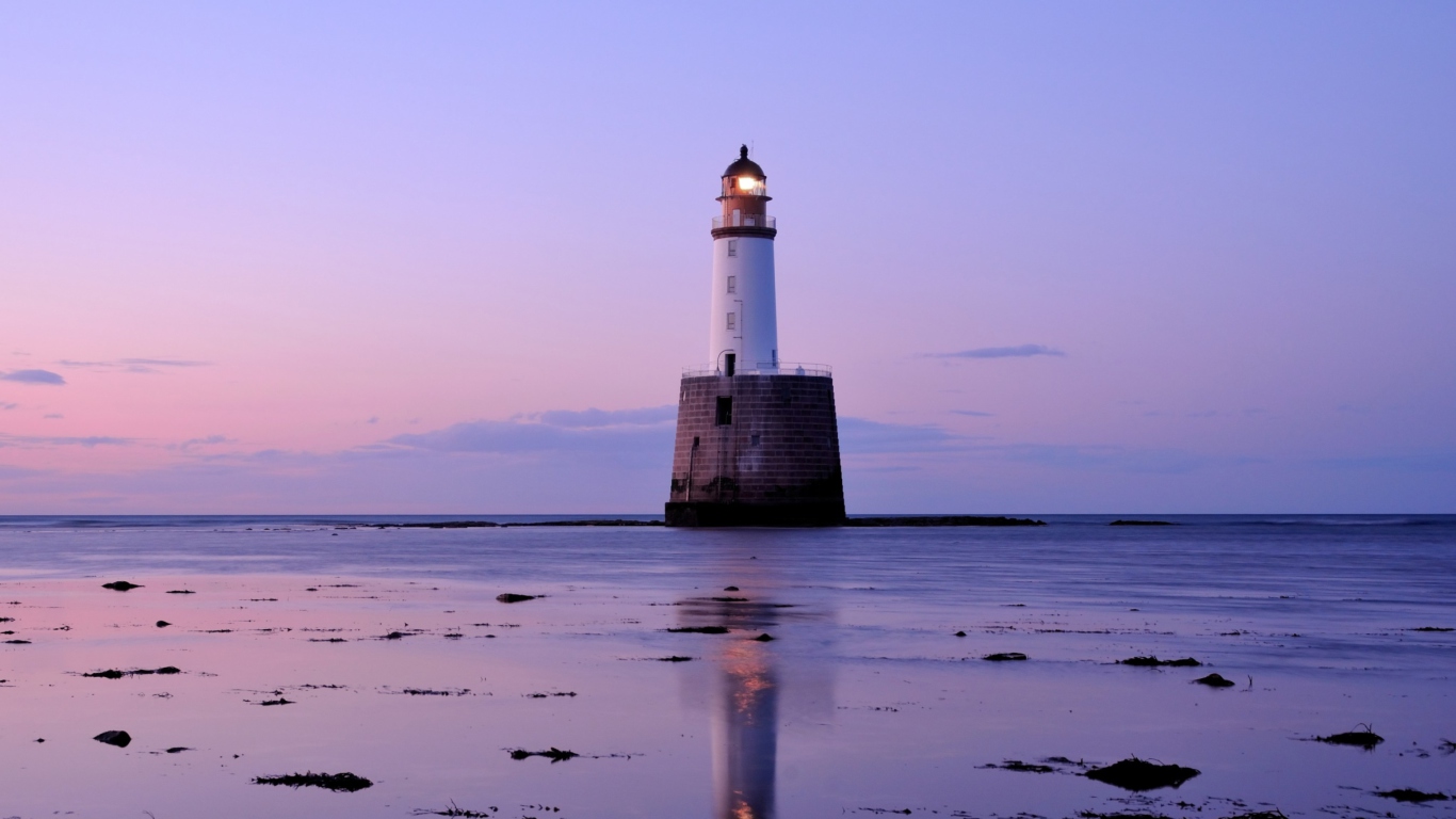 Screenshot №1 pro téma Lighthouse In Scotland 1366x768