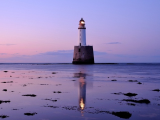 Das Lighthouse In Scotland Wallpaper 320x240