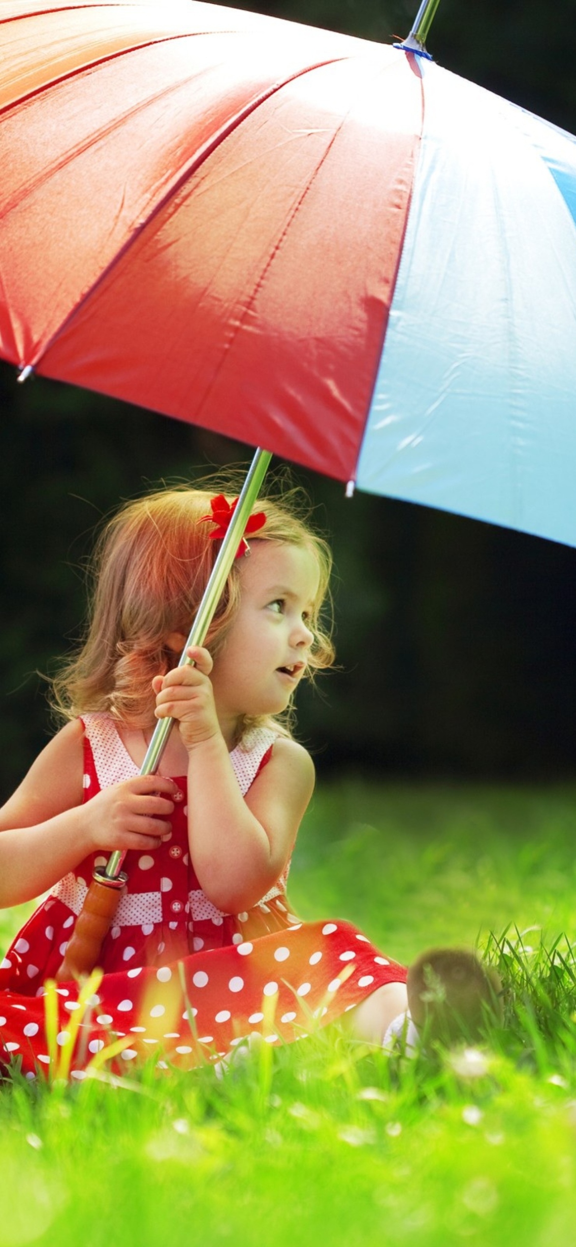 Das Little Girl With Big Rainbow Umbrella Wallpaper 1170x2532