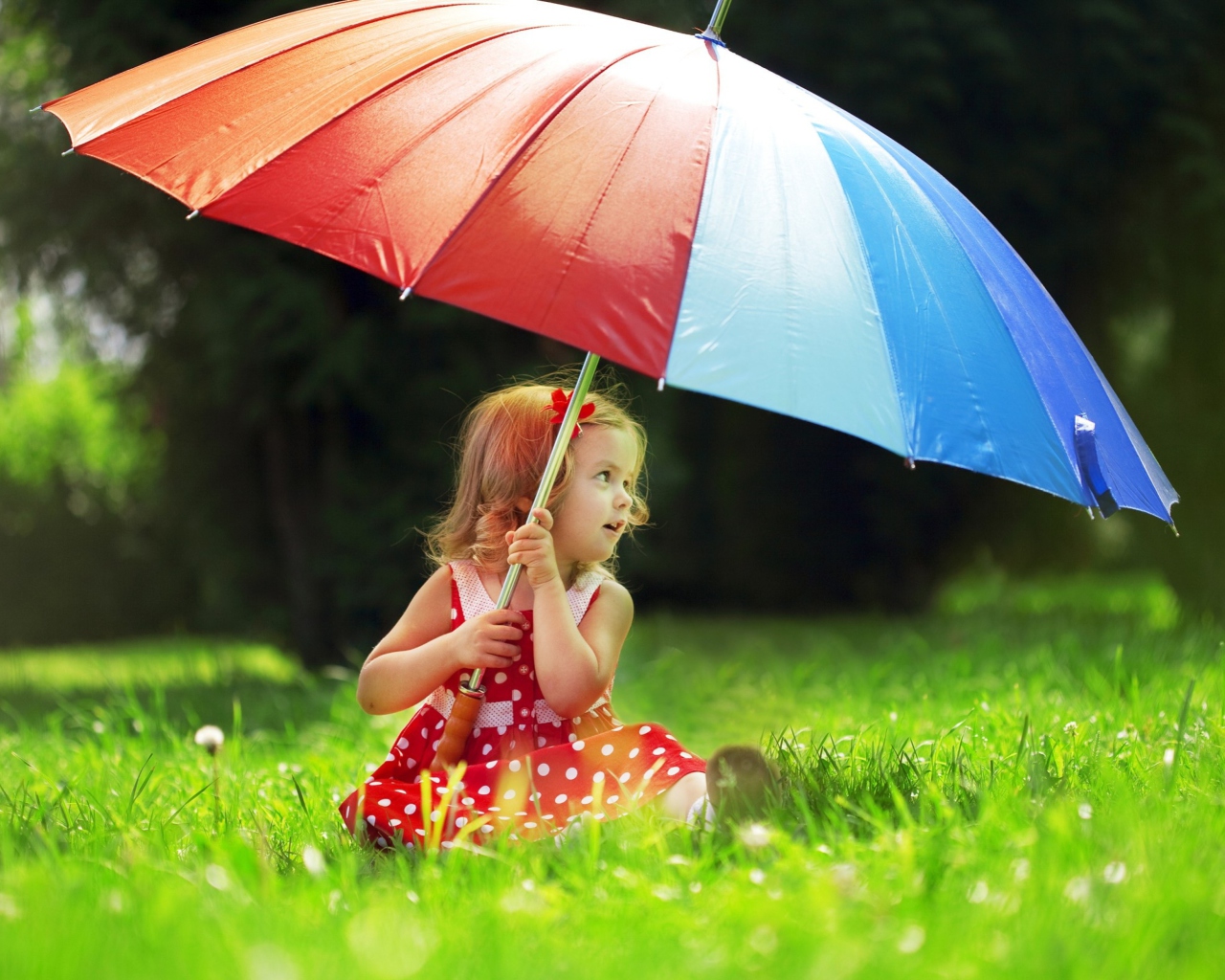 Das Little Girl With Big Rainbow Umbrella Wallpaper 1280x1024