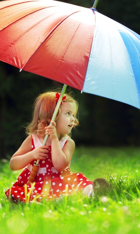 Das Little Girl With Big Rainbow Umbrella Wallpaper 480x800