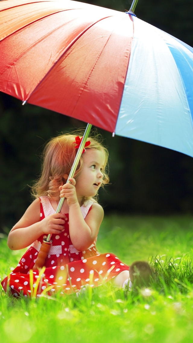 Обои Little Girl With Big Rainbow Umbrella 640x1136