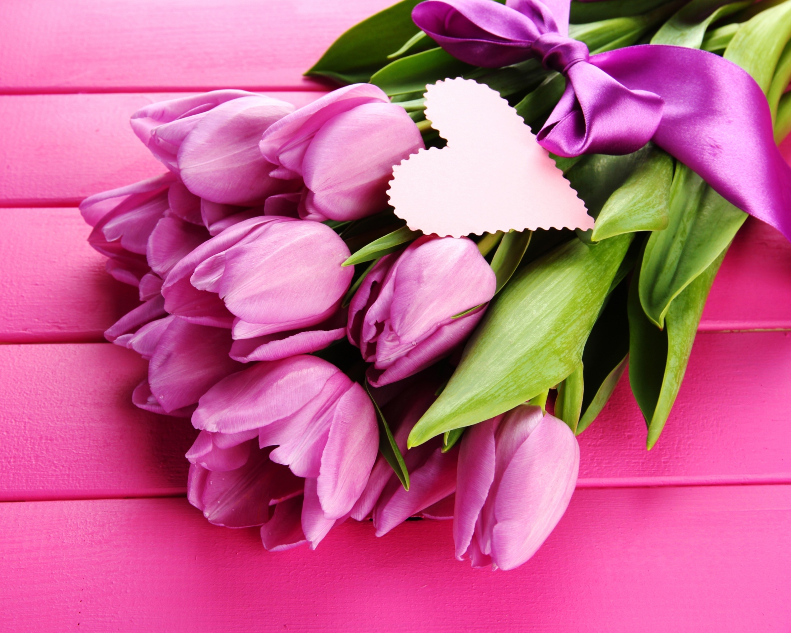 Обои Purple Tulips Bouquet Is Love 1600x1280