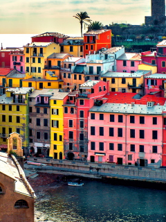 Обои Colorful Italy City 240x320