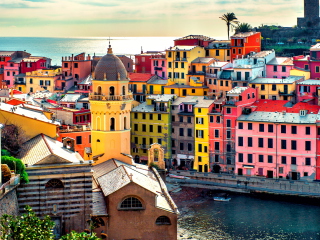 Обои Colorful Italy City 320x240