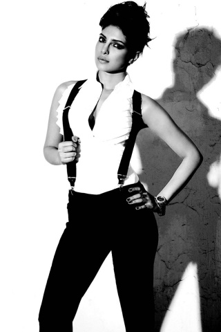 Sfondi Priyanka Chopra Black and White 320x480