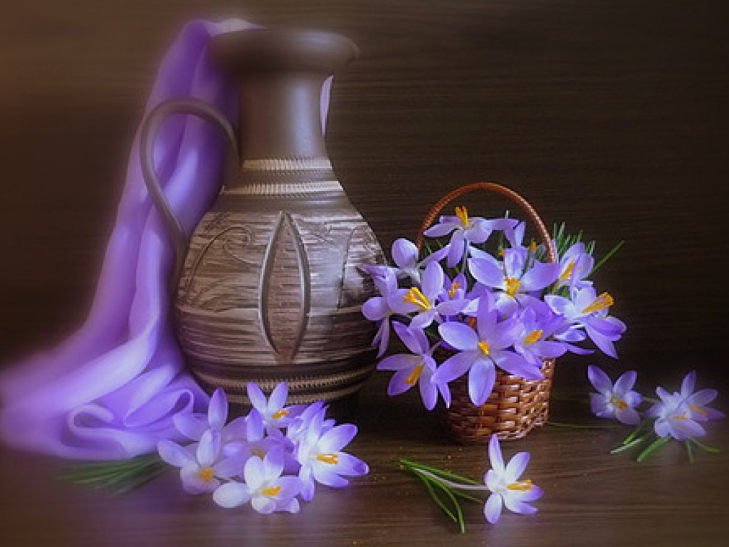 Fondo de pantalla Vase And Purple Flowers 1024x768