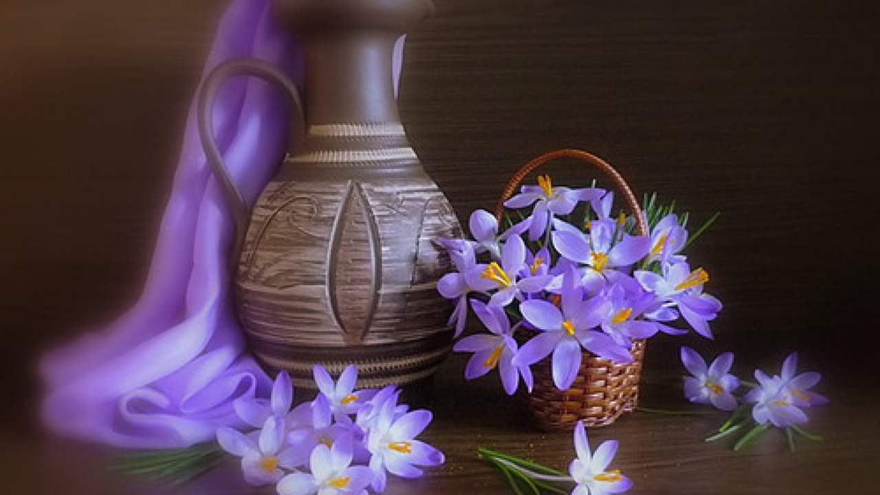 Fondo de pantalla Vase And Purple Flowers 1280x720