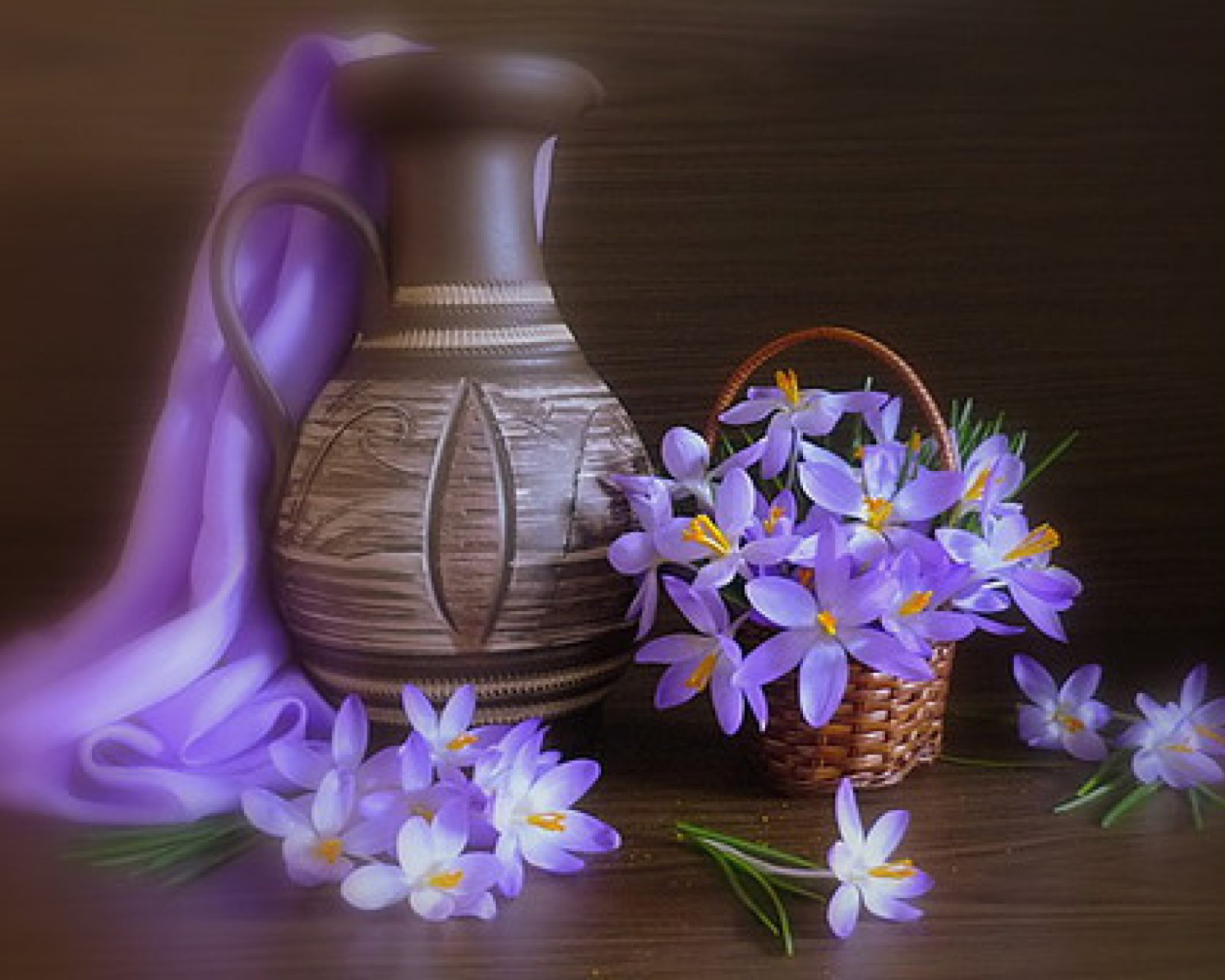 Vase And Purple Flowers screenshot #1 1600x1280