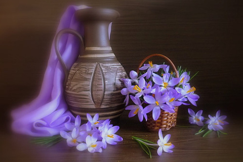 Обои Vase And Purple Flowers 480x320