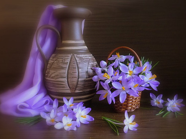 Das Vase And Purple Flowers Wallpaper 640x480