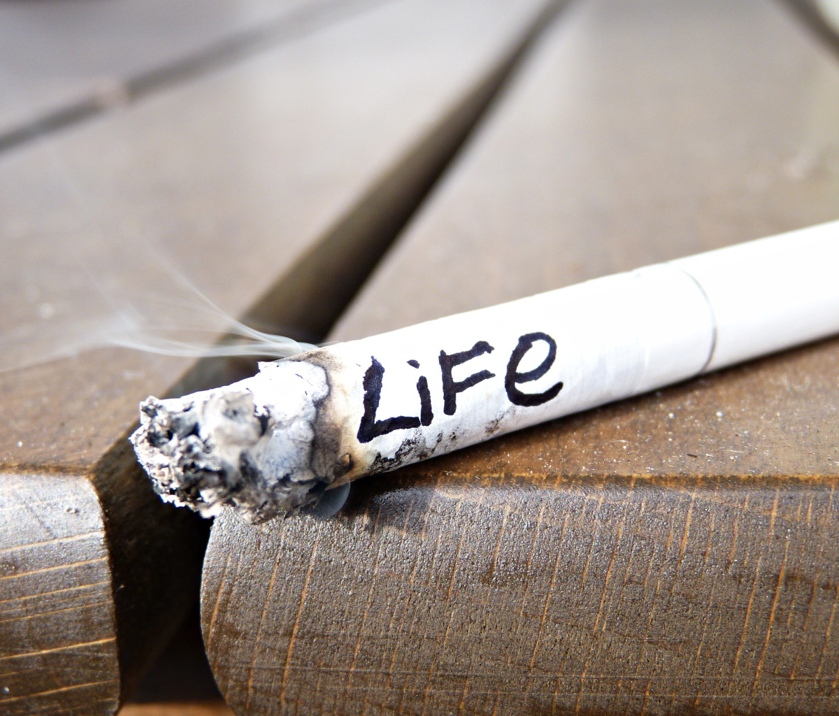 Life burns with cigarette wallpaper 1200x1024
