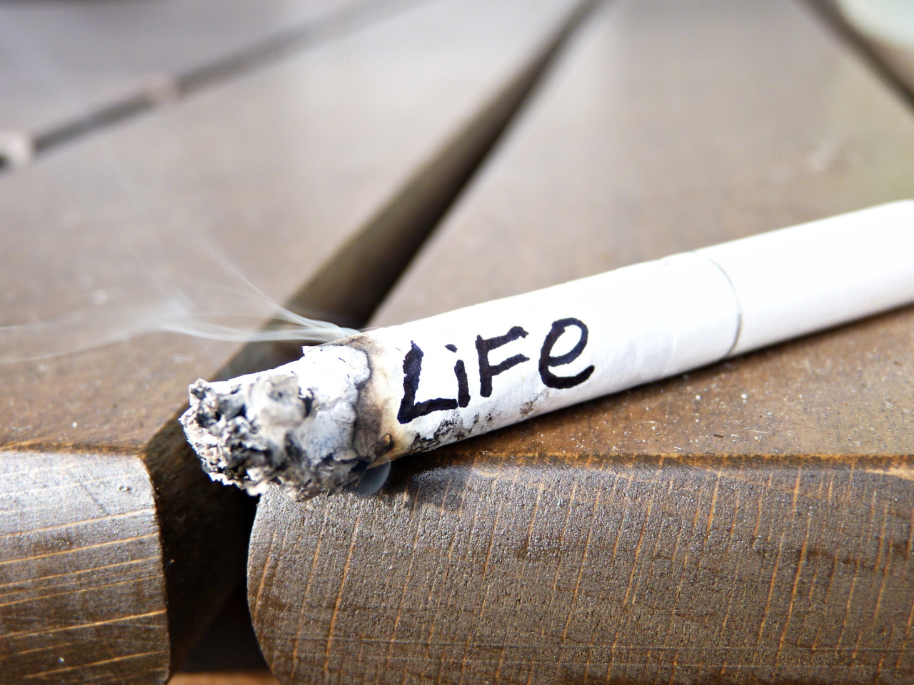 Life burns with cigarette wallpaper 1280x960