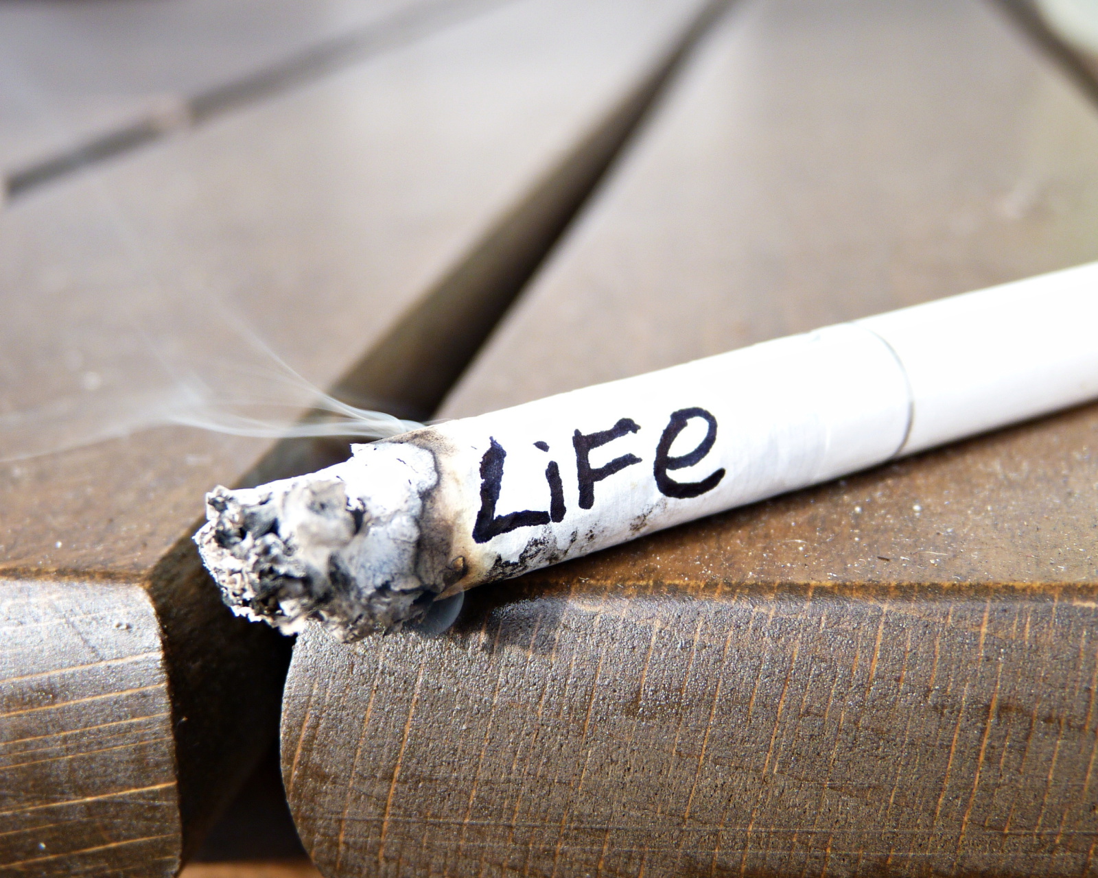 Life burns with cigarette wallpaper 1600x1280