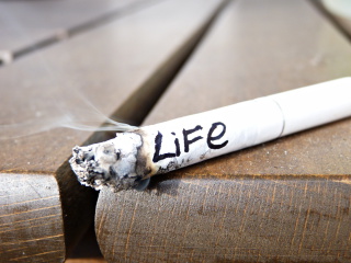 Das Life burns with cigarette Wallpaper 320x240