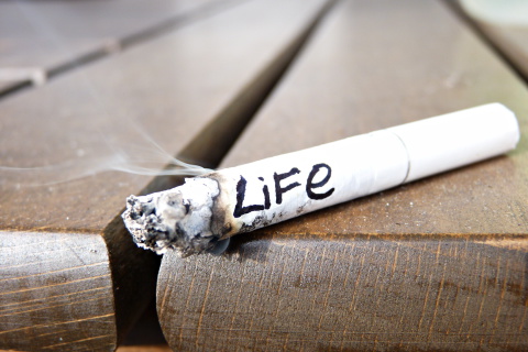 Life burns with cigarette wallpaper 480x320