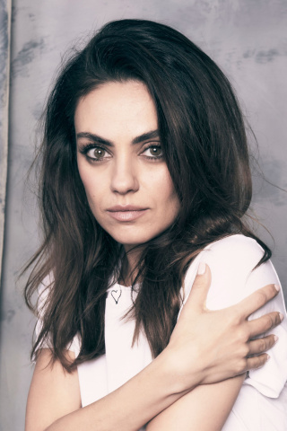 Das Mila Kunis Tempting Wallpaper 320x480