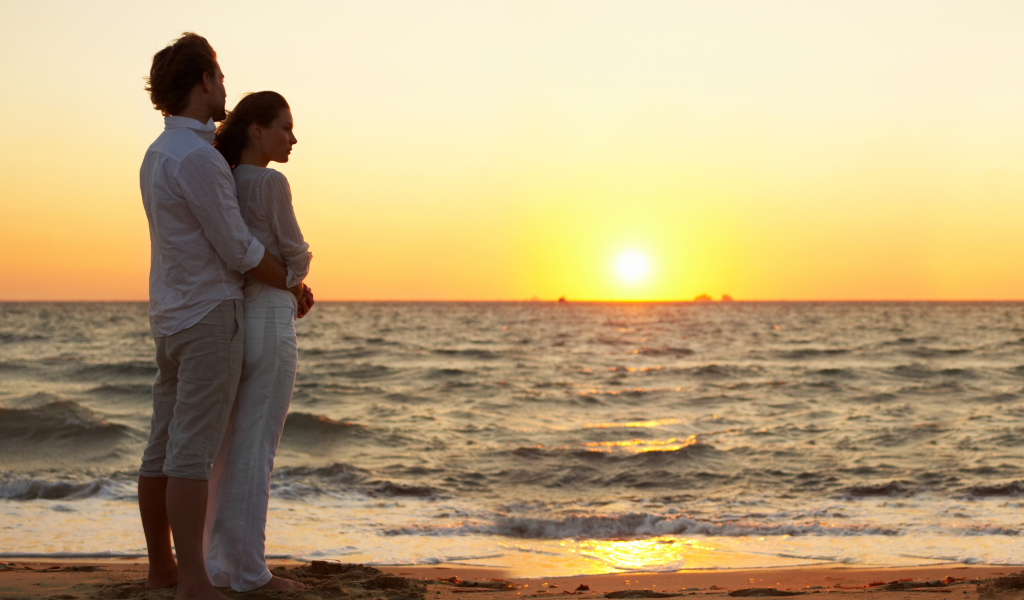 Sfondi Romantic Walk By Coast On Sunset 1024x600