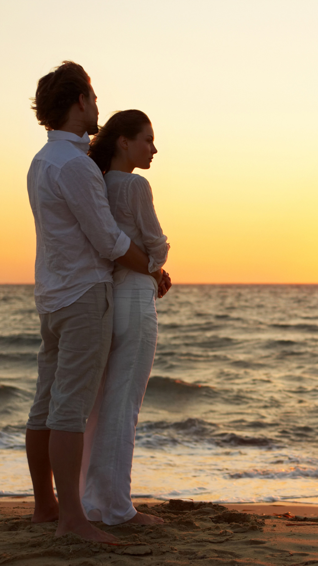 Das Romantic Walk By Coast On Sunset Wallpaper 1080x1920