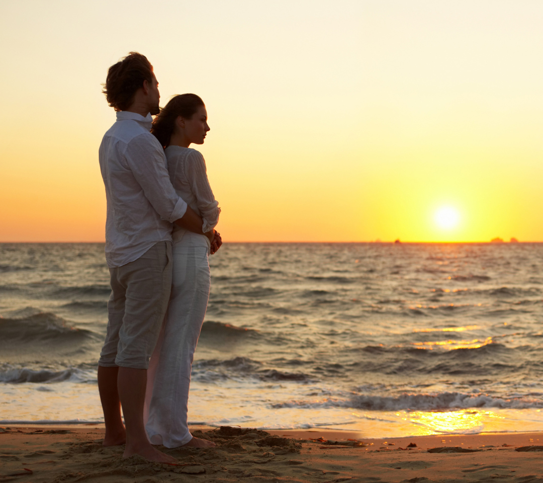 Sfondi Romantic Walk By Coast On Sunset 1080x960