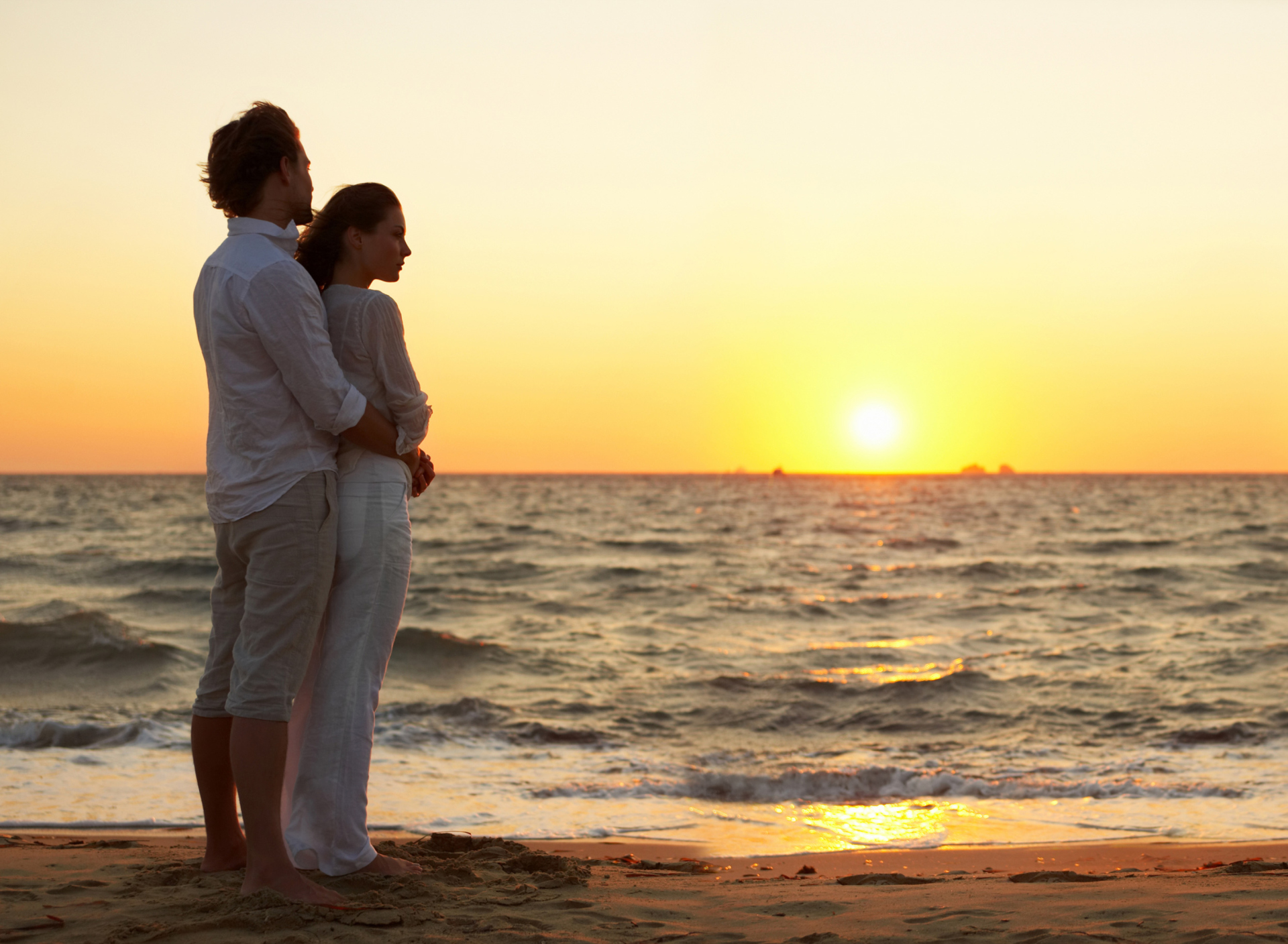 Sfondi Romantic Walk By Coast On Sunset 1920x1408