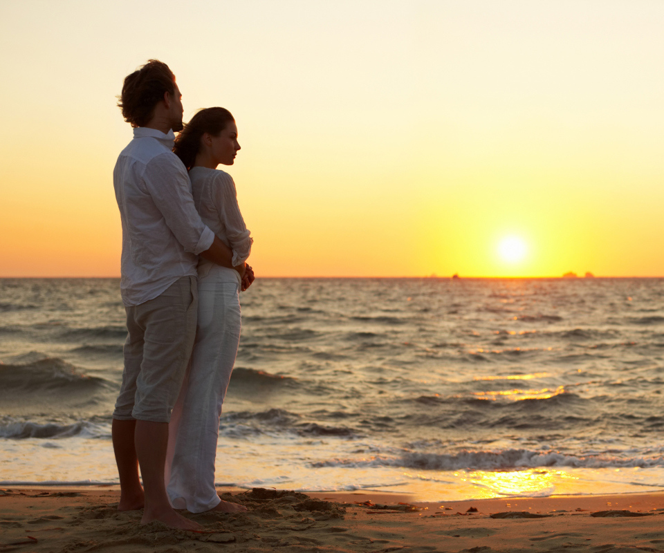 Sfondi Romantic Walk By Coast On Sunset 960x800