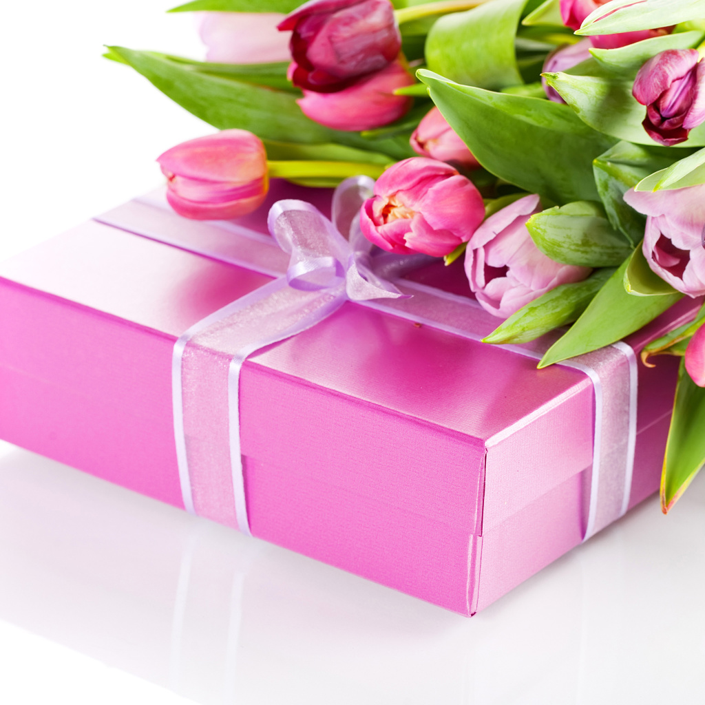 Fondo de pantalla Pink Tulips and Gift 1024x1024