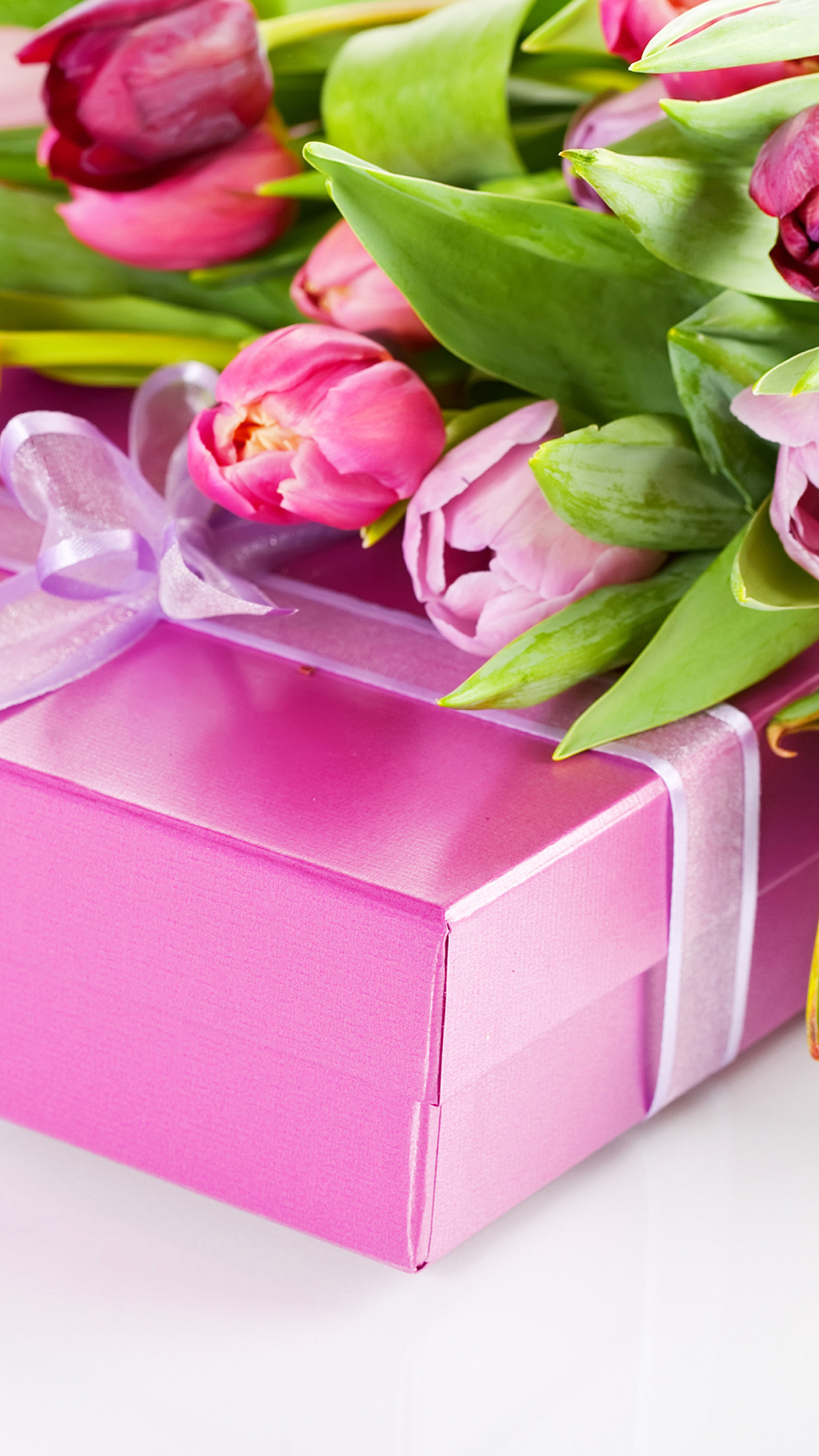 Fondo de pantalla Pink Tulips and Gift 1080x1920