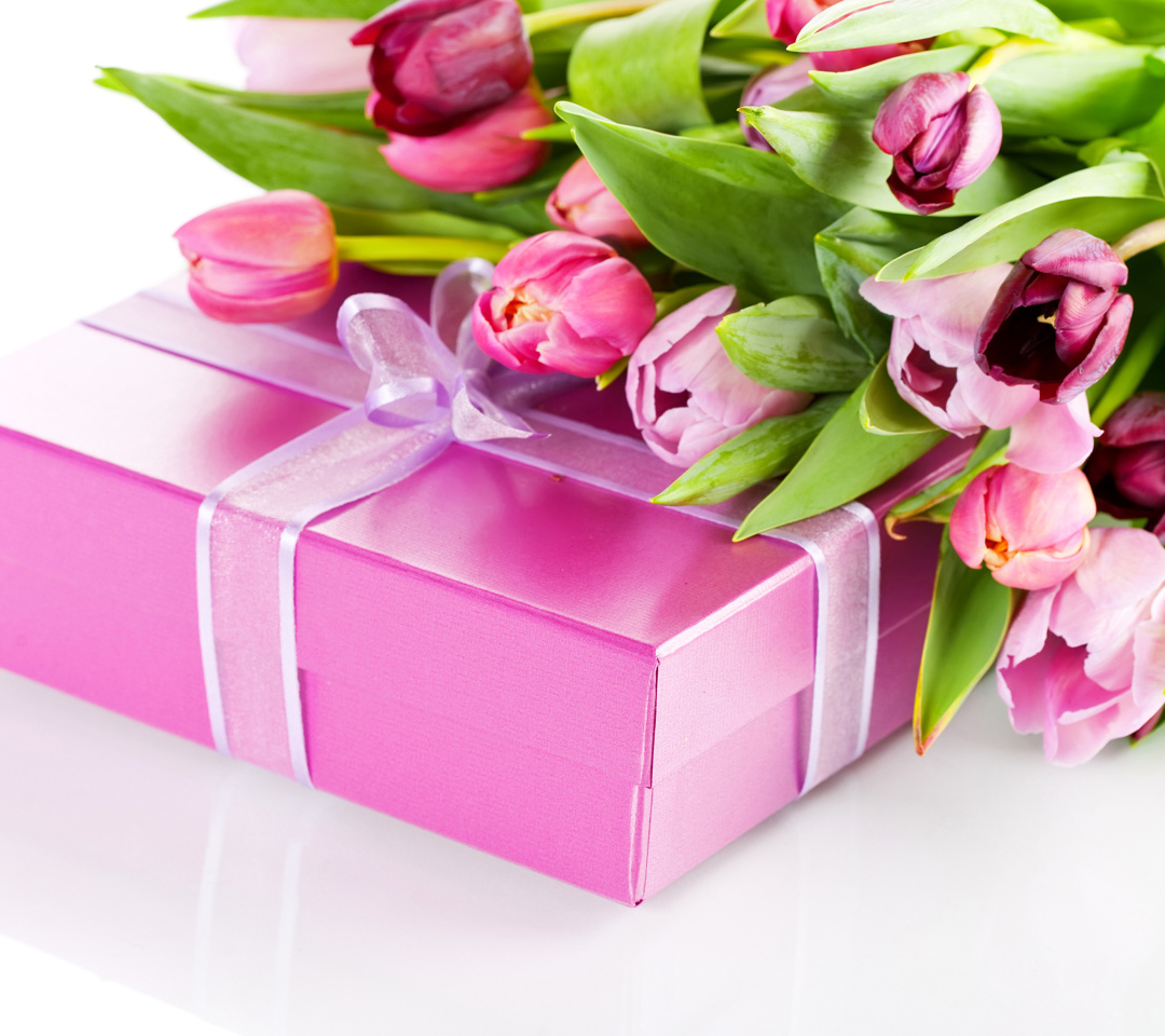 Sfondi Pink Tulips and Gift 1080x960