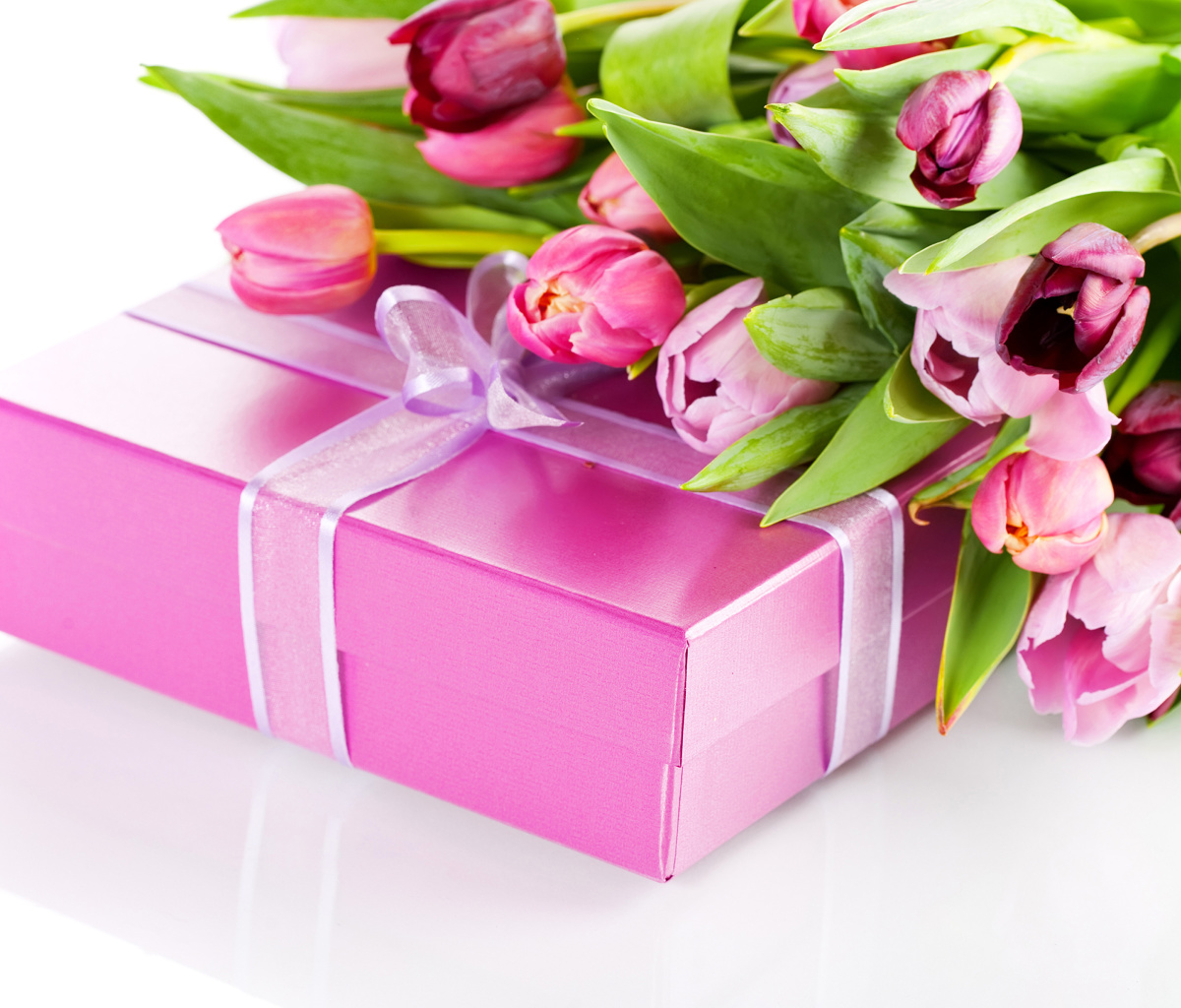 Обои Pink Tulips and Gift 1200x1024