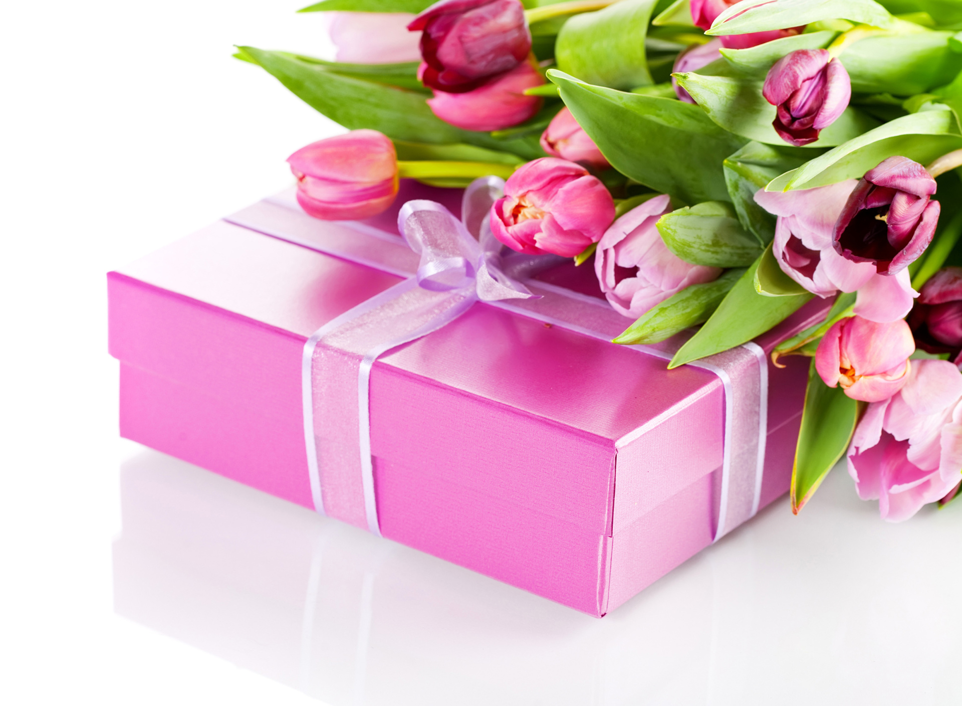 Обои Pink Tulips and Gift 1920x1408
