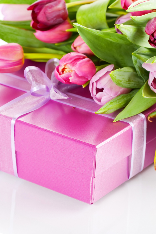 Sfondi Pink Tulips and Gift 640x960
